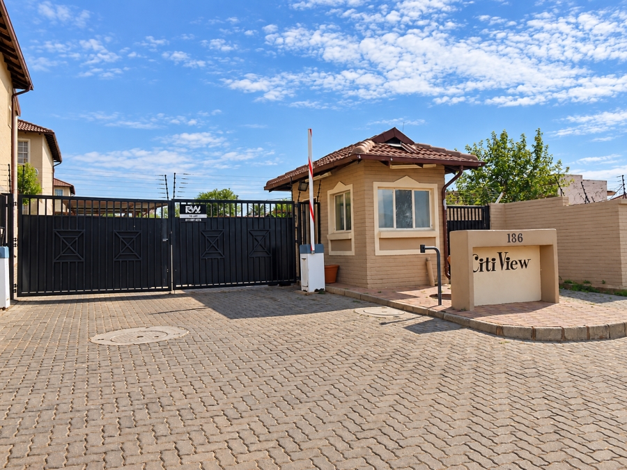 To Let 2 Bedroom Property for Rent in Moffat View Gauteng