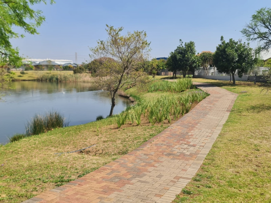 To Let 3 Bedroom Property for Rent in Six Fountains Estate Gauteng