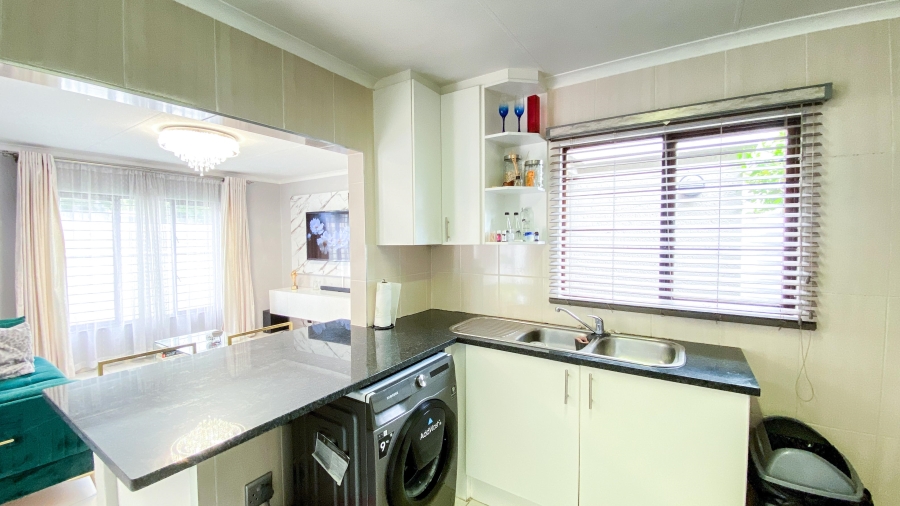 To Let 2 Bedroom Property for Rent in Morningside Manor Gauteng