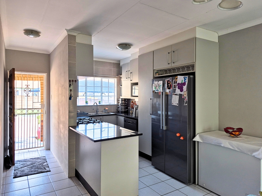 2 Bedroom Property for Sale in Noordwyk Gauteng