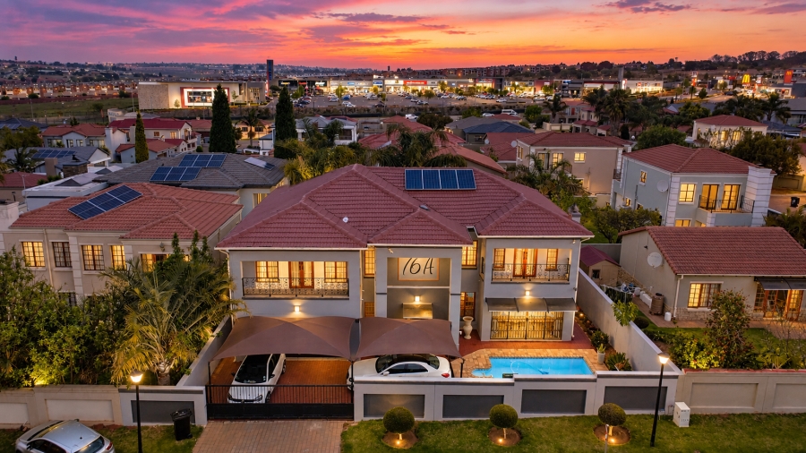 5 Bedroom Property for Sale in Blue Hills Gauteng