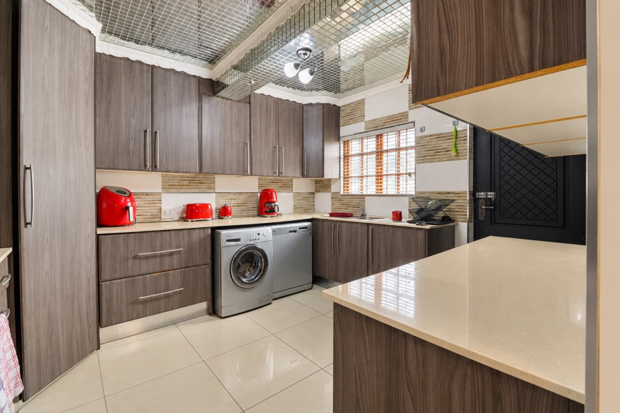 5 Bedroom Property for Sale in Blue Hills Gauteng