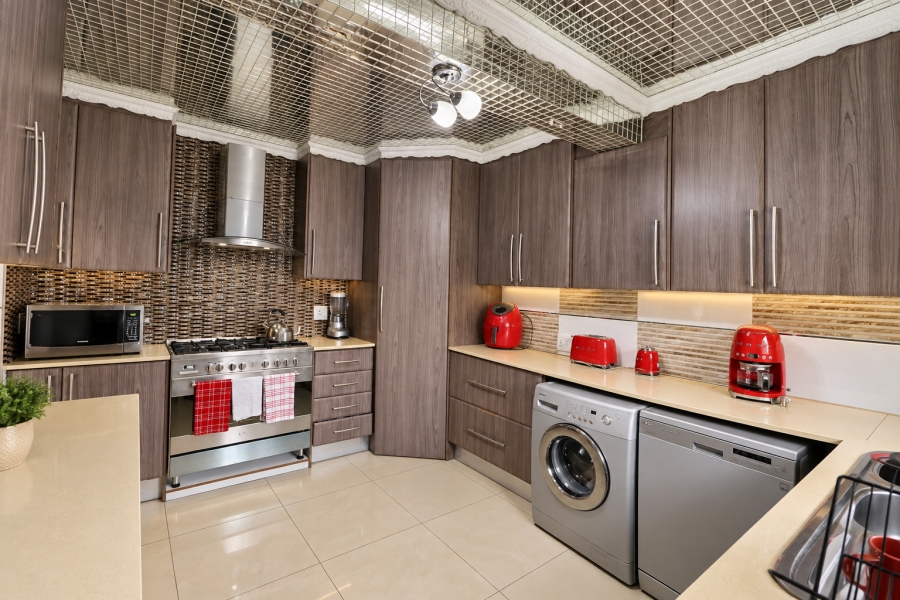 5 Bedroom Property for Sale in Blue Hills Gauteng