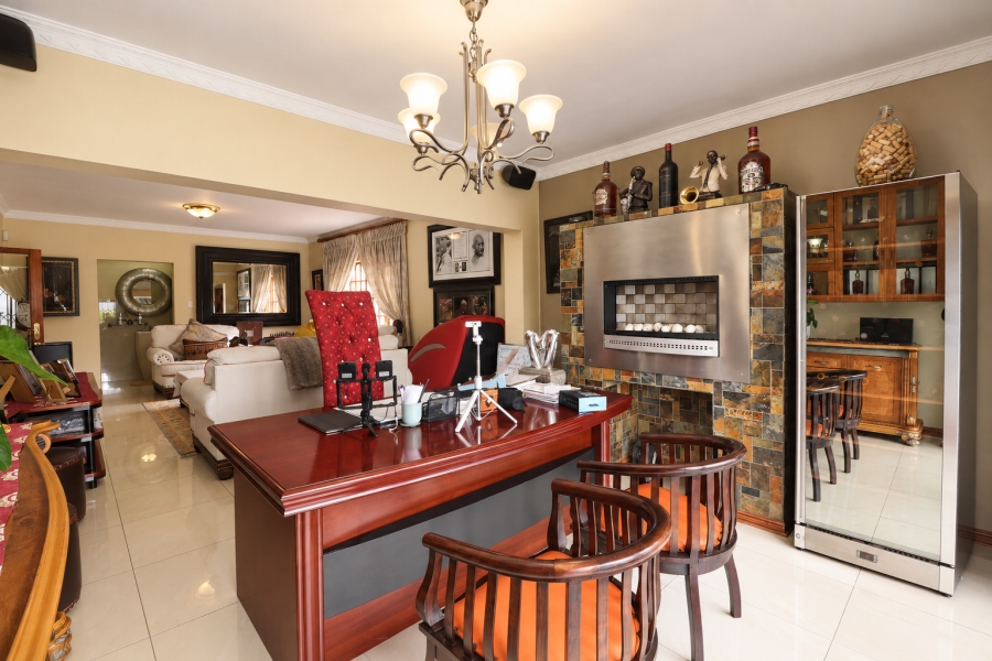 5 Bedroom Property for Sale in Blue Hills Gauteng