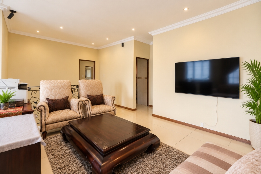 5 Bedroom Property for Sale in Blue Hills Gauteng
