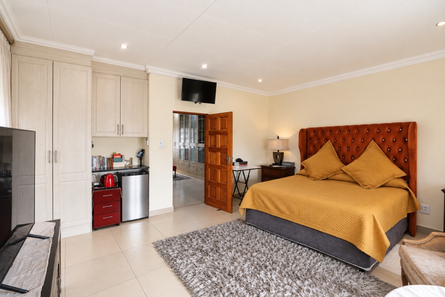 5 Bedroom Property for Sale in Blue Hills Gauteng