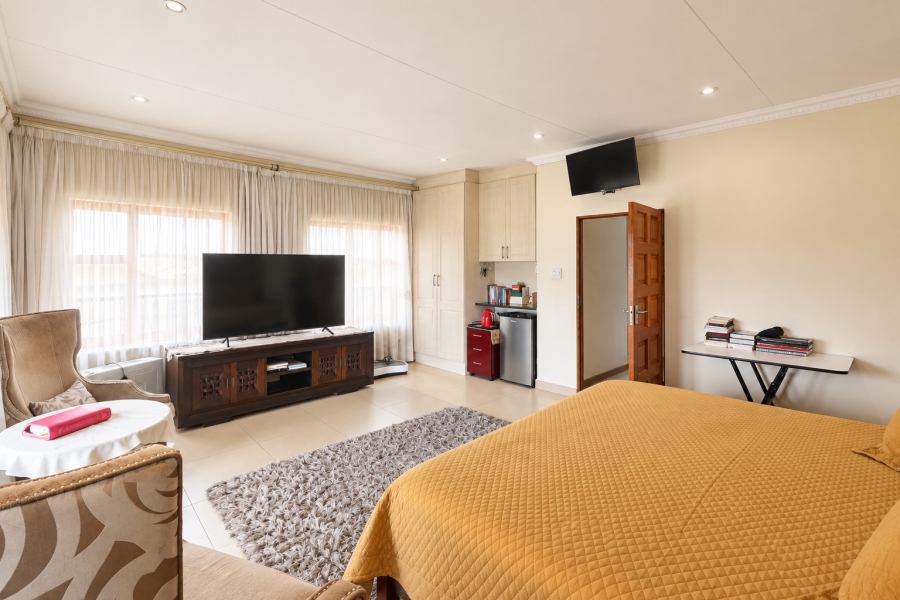 5 Bedroom Property for Sale in Blue Hills Gauteng