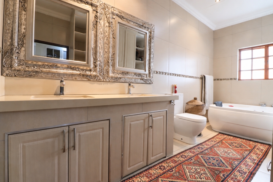 5 Bedroom Property for Sale in Blue Hills Gauteng