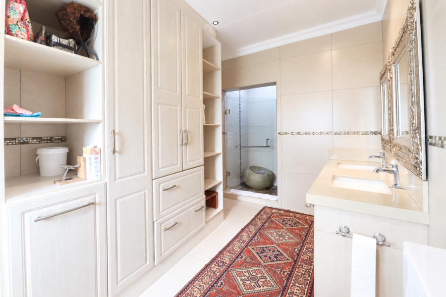 5 Bedroom Property for Sale in Blue Hills Gauteng