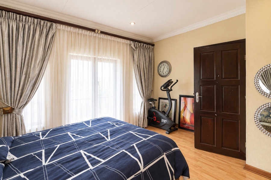 5 Bedroom Property for Sale in Blue Hills Gauteng