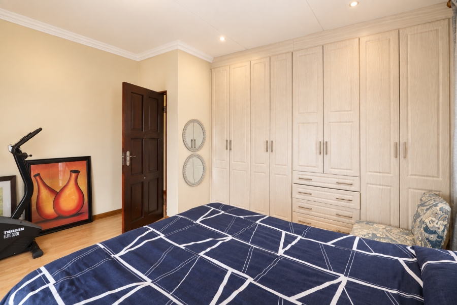 5 Bedroom Property for Sale in Blue Hills Gauteng
