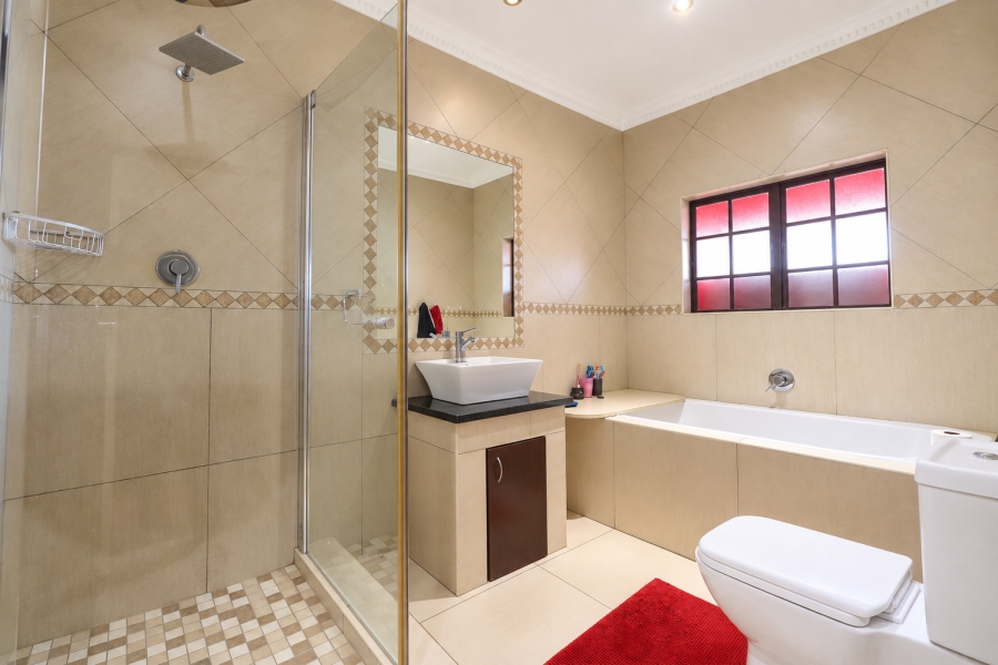 5 Bedroom Property for Sale in Blue Hills Gauteng