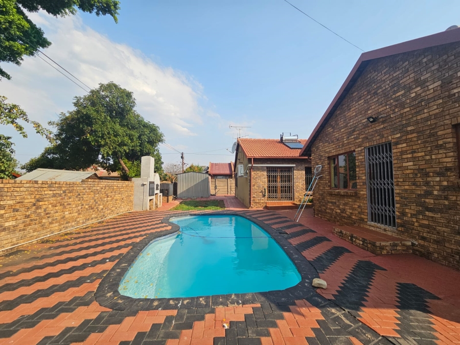 4 Bedroom Property for Sale in Theresa Park Gauteng