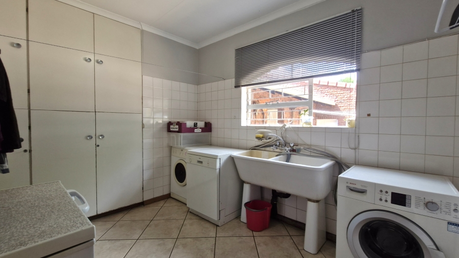 5 Bedroom Property for Sale in Eldoraigne Gauteng