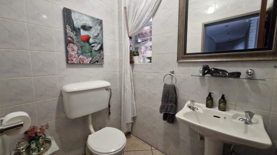 5 Bedroom Property for Sale in Eldoraigne Gauteng