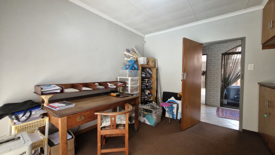 5 Bedroom Property for Sale in Eldoraigne Gauteng