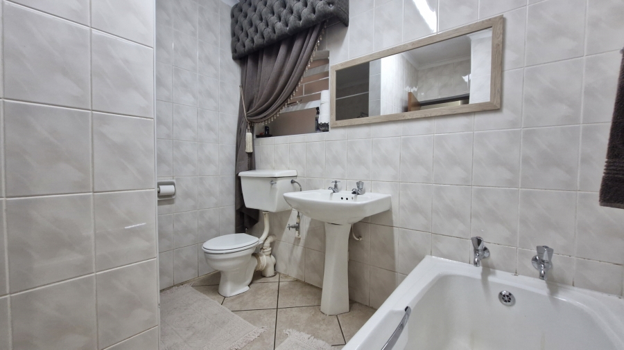 5 Bedroom Property for Sale in Eldoraigne Gauteng