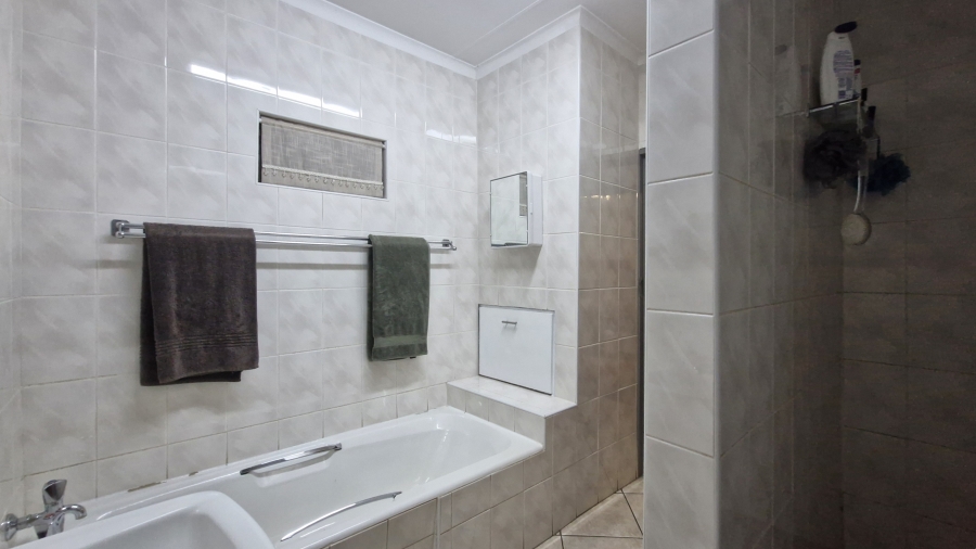5 Bedroom Property for Sale in Eldoraigne Gauteng