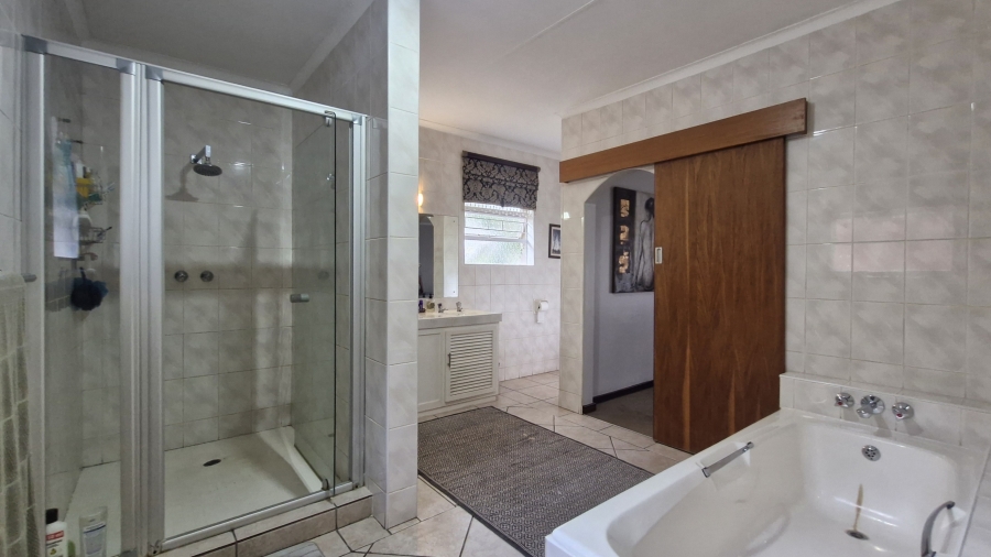 5 Bedroom Property for Sale in Eldoraigne Gauteng