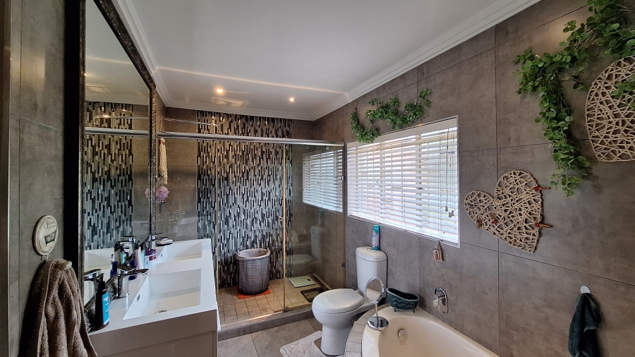 5 Bedroom Property for Sale in Vanderbijlpark Sw 2 Gauteng