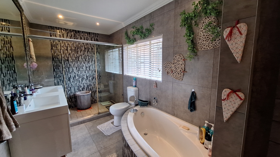 5 Bedroom Property for Sale in Vanderbijlpark Sw 2 Gauteng