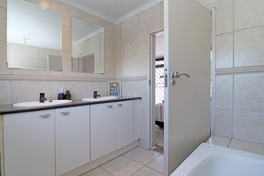 3 Bedroom Property for Sale in Glenhazel Gauteng