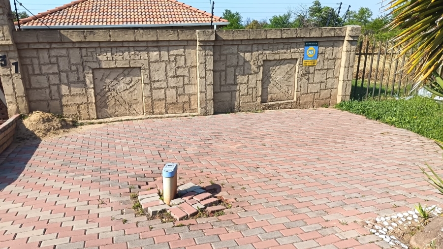 To Let 3 Bedroom Property for Rent in Alveda Park Gauteng
