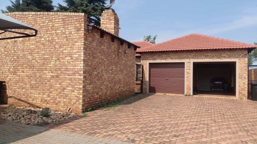 3 Bedroom Property for Sale in Denneoord Gauteng