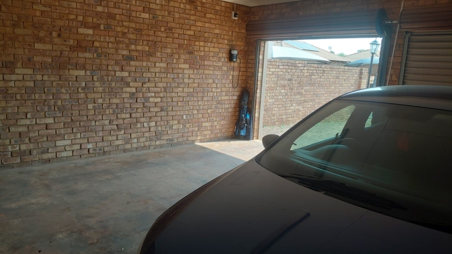 3 Bedroom Property for Sale in Denneoord Gauteng