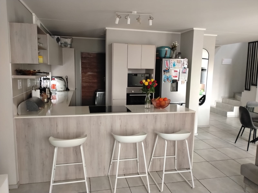 3 Bedroom Property for Sale in Rooihuiskraal North Gauteng