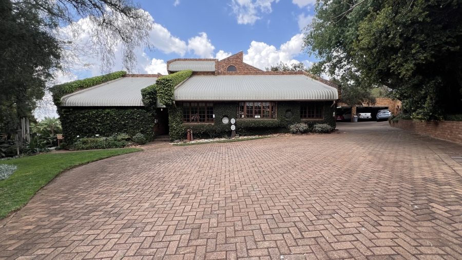 9 Bedroom Property for Sale in Protea Ridge Gauteng