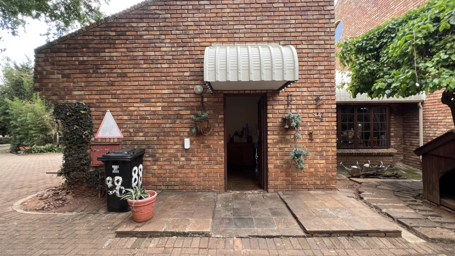 9 Bedroom Property for Sale in Protea Ridge Gauteng