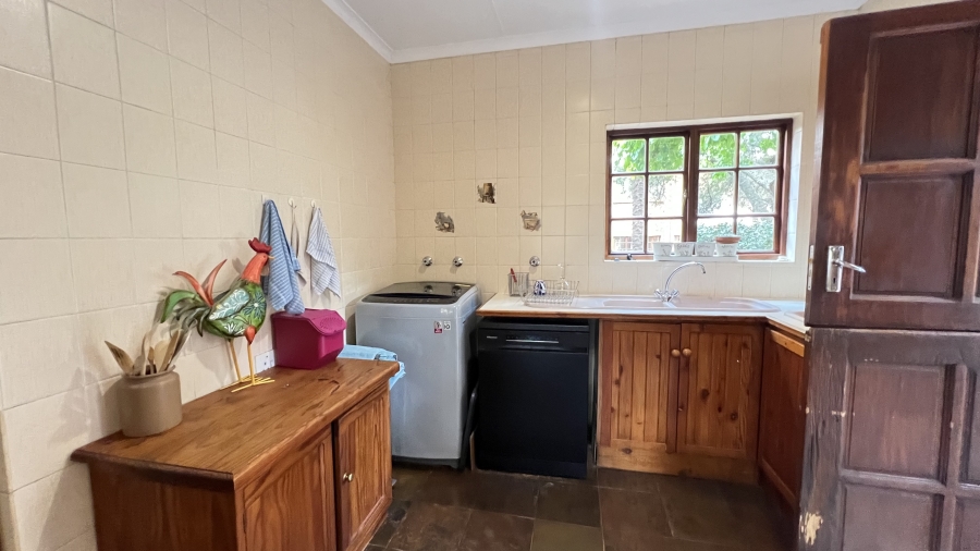 9 Bedroom Property for Sale in Protea Ridge Gauteng