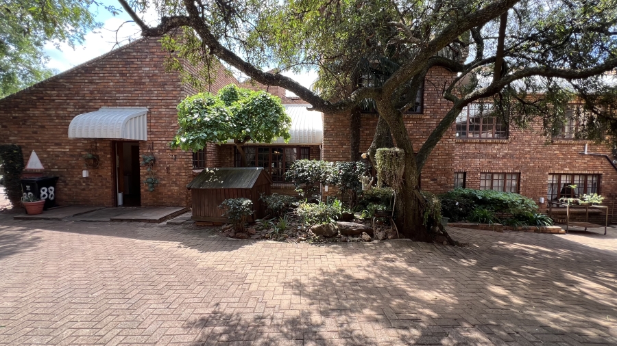 9 Bedroom Property for Sale in Protea Ridge Gauteng