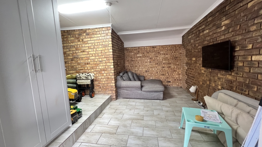 9 Bedroom Property for Sale in Protea Ridge Gauteng