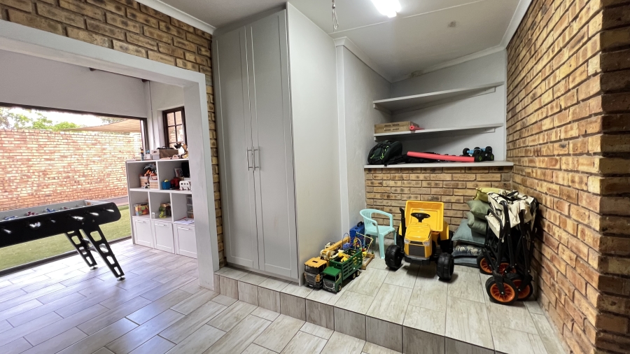 9 Bedroom Property for Sale in Protea Ridge Gauteng