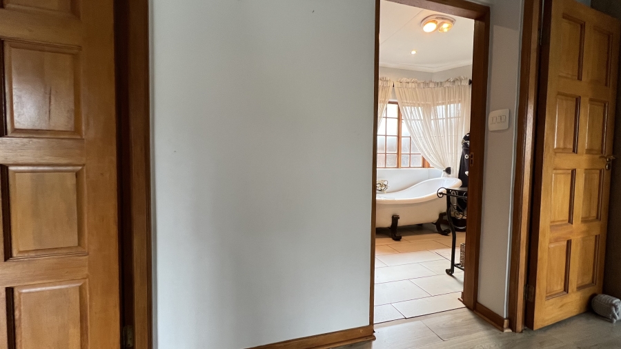 9 Bedroom Property for Sale in Protea Ridge Gauteng