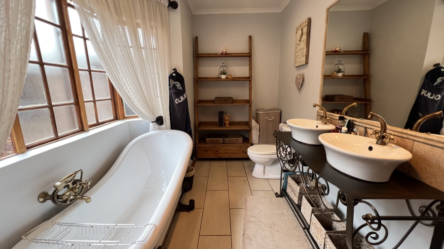 9 Bedroom Property for Sale in Protea Ridge Gauteng