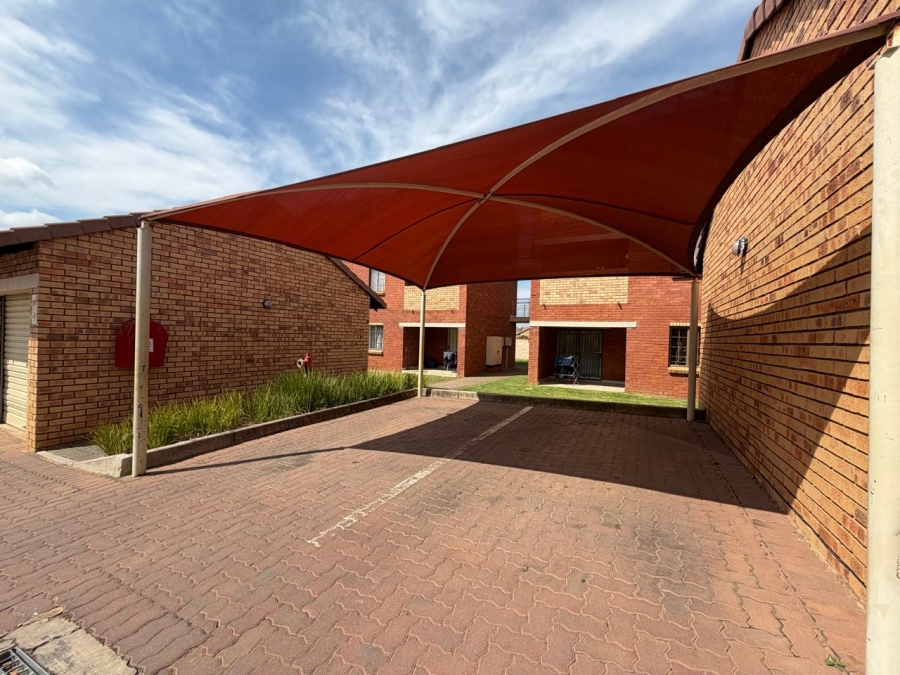 To Let 2 Bedroom Property for Rent in Noordwyk Gauteng