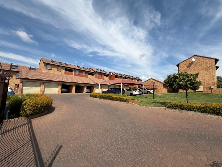 To Let 2 Bedroom Property for Rent in Noordwyk Gauteng