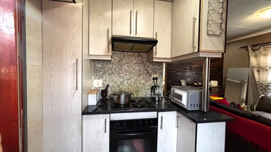 2 Bedroom Property for Sale in Clayville Gauteng