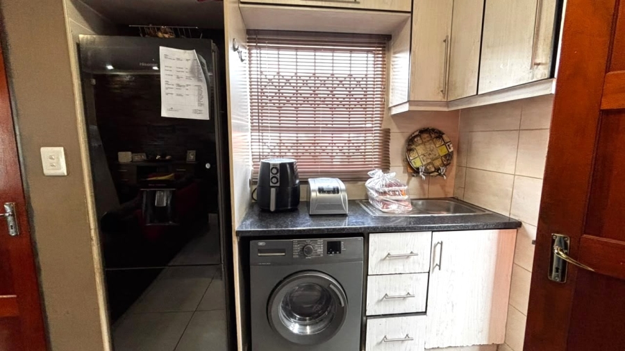 2 Bedroom Property for Sale in Clayville Gauteng