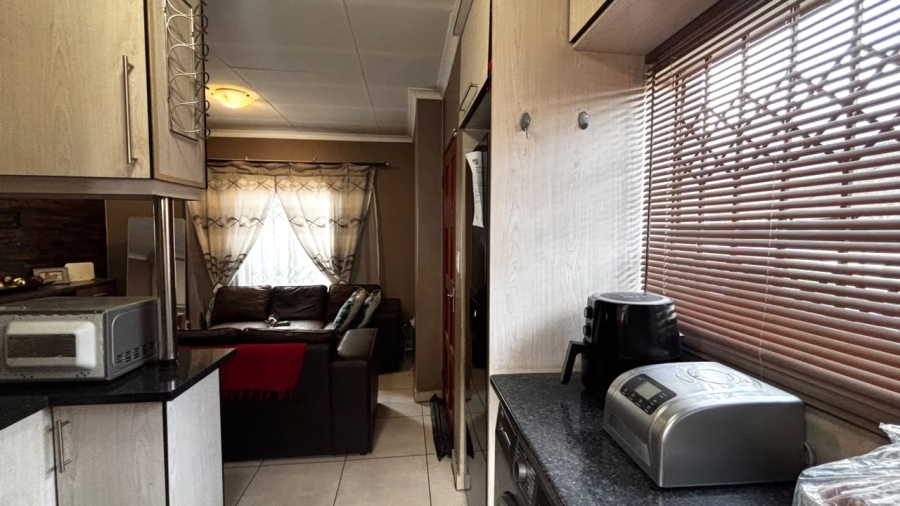 2 Bedroom Property for Sale in Clayville Gauteng