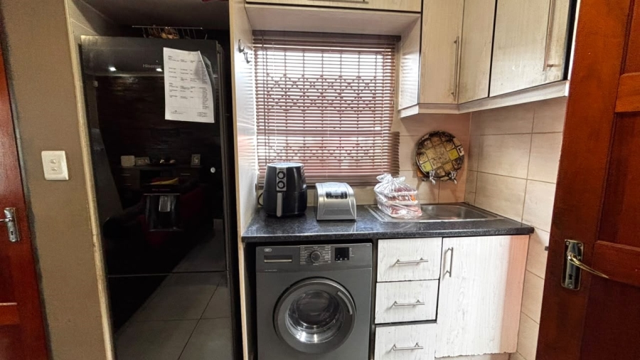 2 Bedroom Property for Sale in Clayville Gauteng