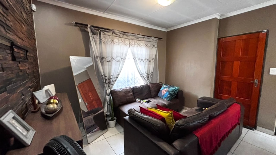 2 Bedroom Property for Sale in Clayville Gauteng