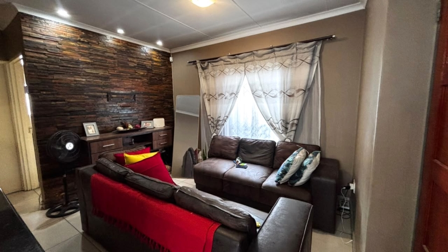 2 Bedroom Property for Sale in Clayville Gauteng