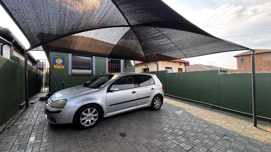 2 Bedroom Property for Sale in Clayville Gauteng