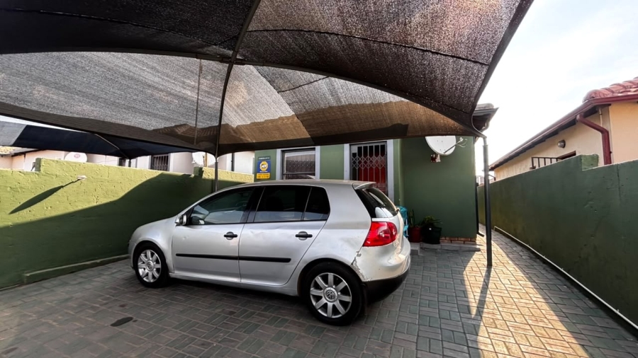 2 Bedroom Property for Sale in Clayville Gauteng
