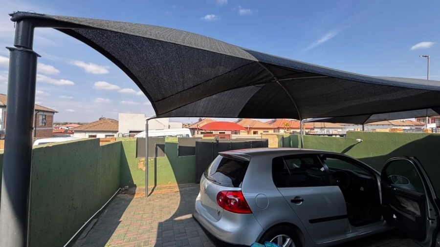 2 Bedroom Property for Sale in Clayville Gauteng