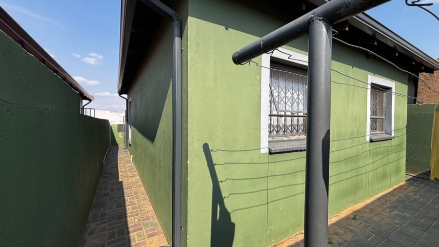 2 Bedroom Property for Sale in Clayville Gauteng